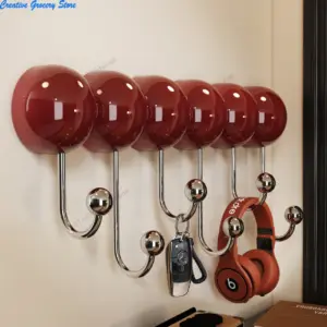Patère boule rouge éclatante, touche chic pour l'entrée