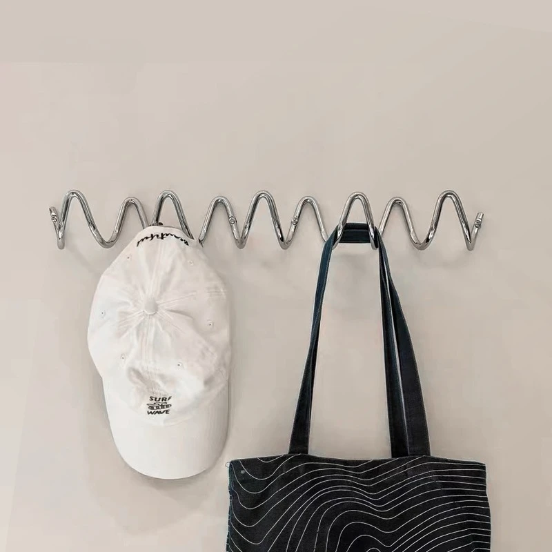 Crochets minimalistes en metal galvanise derriere la porte d'entree – Image 4