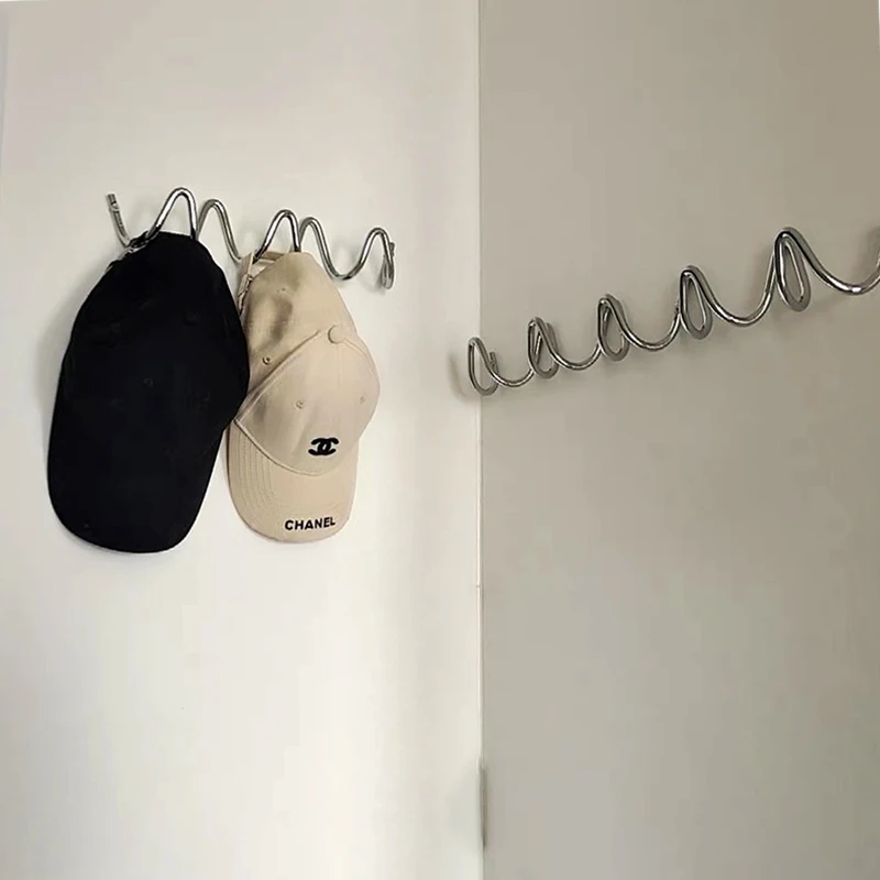Crochets minimalistes en metal galvanise derriere la porte d'entree – Image 3