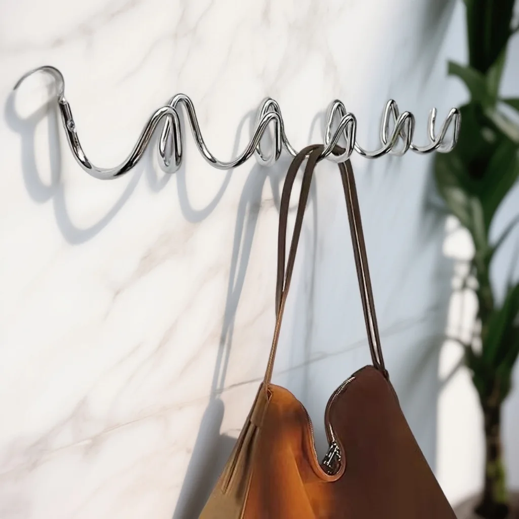 Crochets minimalistes en metal galvanise derriere la porte d'entree – Image 2